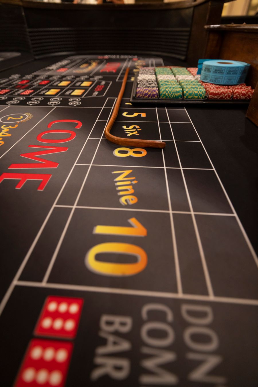 Meja roulette dengan tumpukan chip di kasino