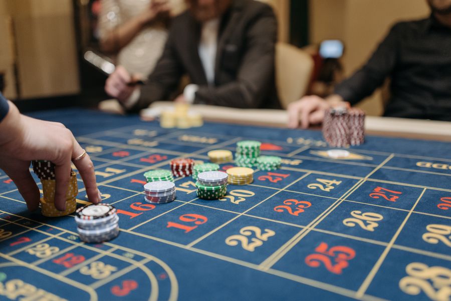 Dealer meja roulette live casino menyiapkan taruhan