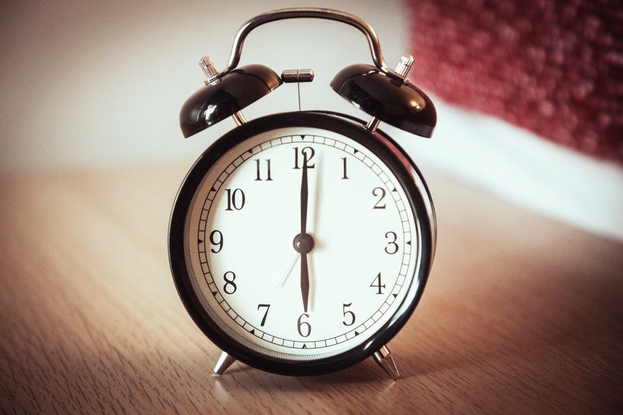 Jam alarm sebagai pengingat batas waktu bermain